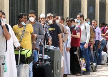 دول الخليج واحتمالات الاستغناء عن ملايين الوافدين: بداية الطريق لنهضة الكفاءات المحلية