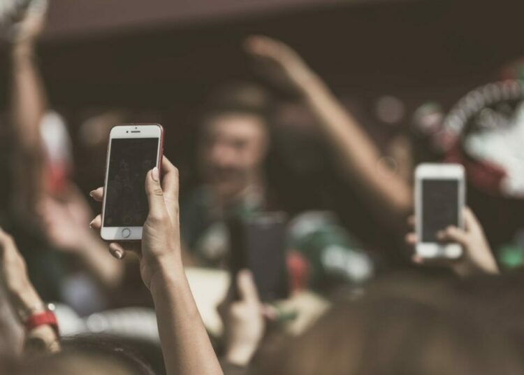 ادمان الانترنت ومواقع التواصل يهدد المعتقدات الدينية ويحرض على الالحاد